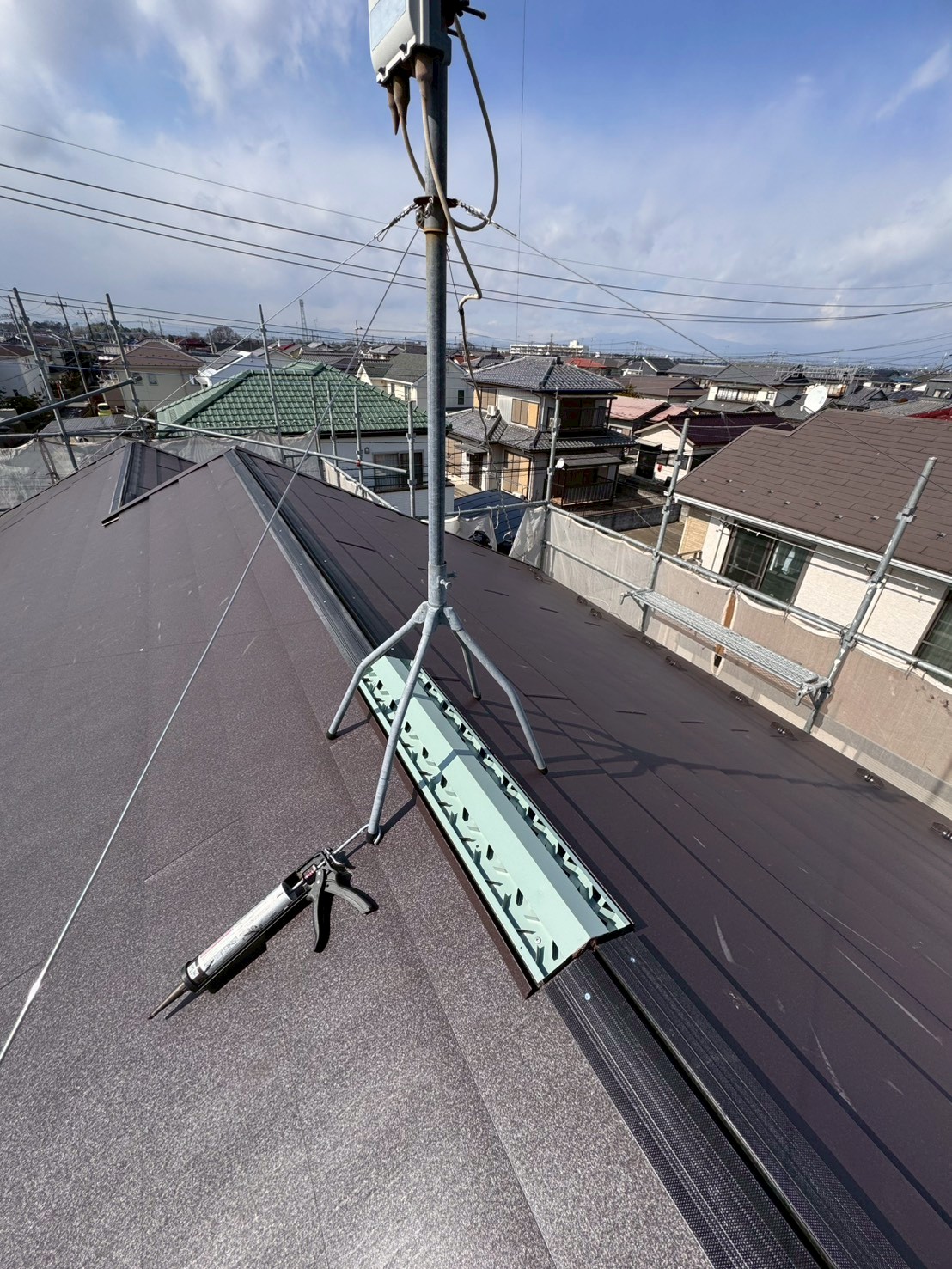 カバー材の施工と棟換気部材の取り付け