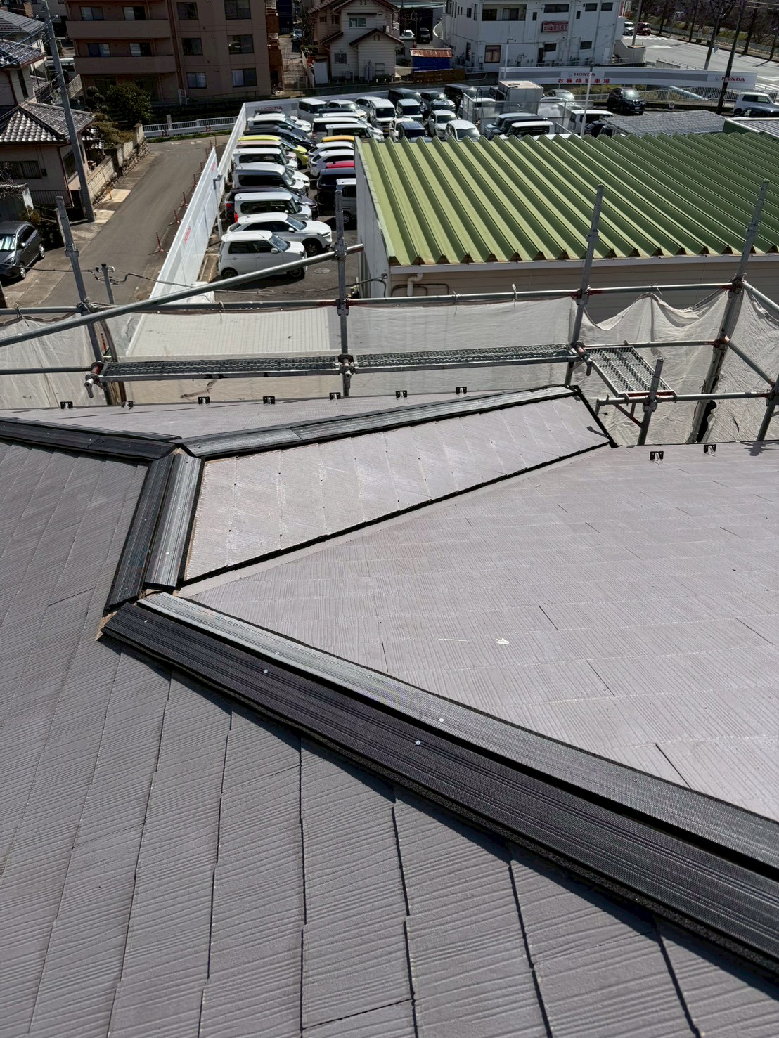 新しい棟板金の設置と固定