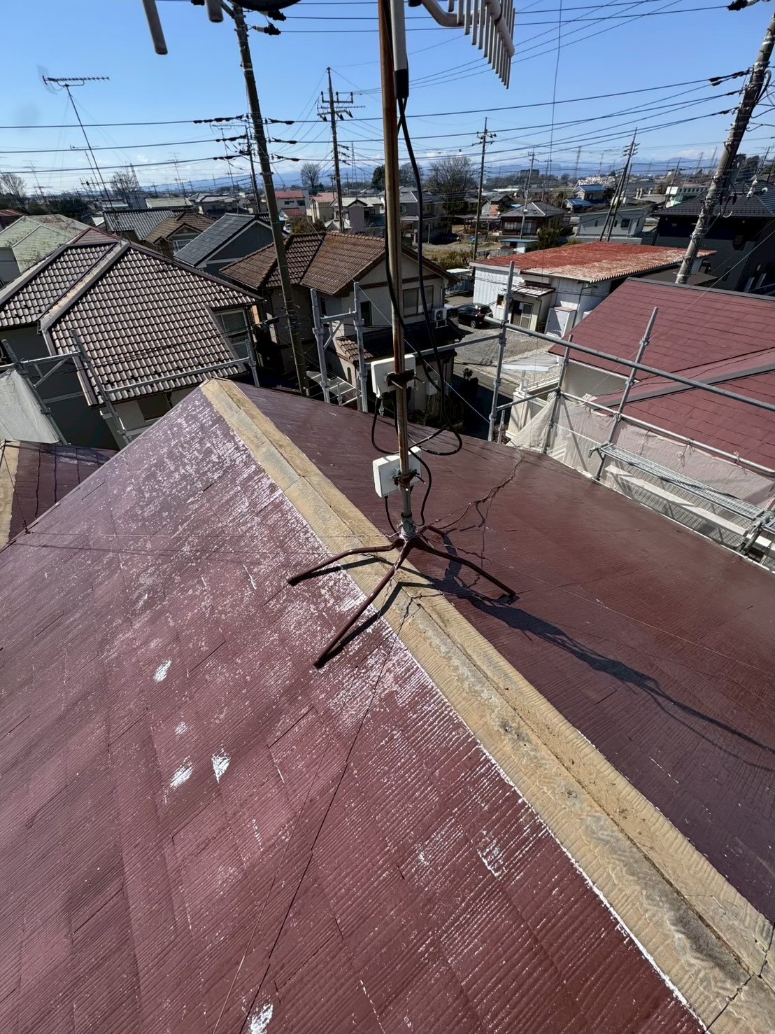 棟部周辺の色あせと棟板金ラインの確認