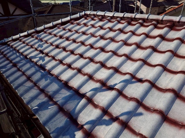 深谷市で遮熱塗料を使用した屋根塗装。中塗り作業の様子です。