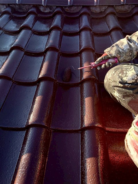 深谷市で遮熱塗料を使用した屋根塗装。上塗り作業の様子です。