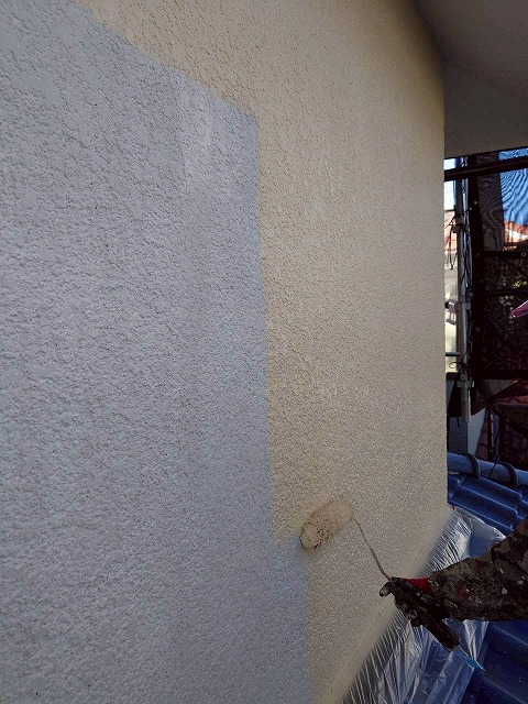 深谷市で行った、外壁塗装工事の中塗り作業の様子です！