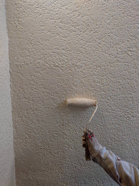 深谷市で行った、外壁塗装工事の上塗り作業の様子です。