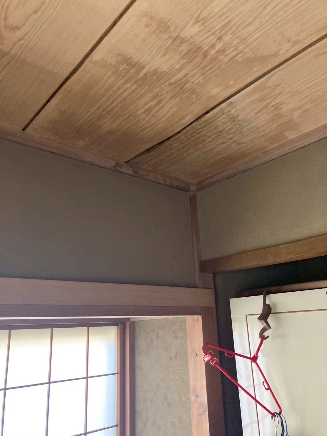 一階天井に広がる雨染み
